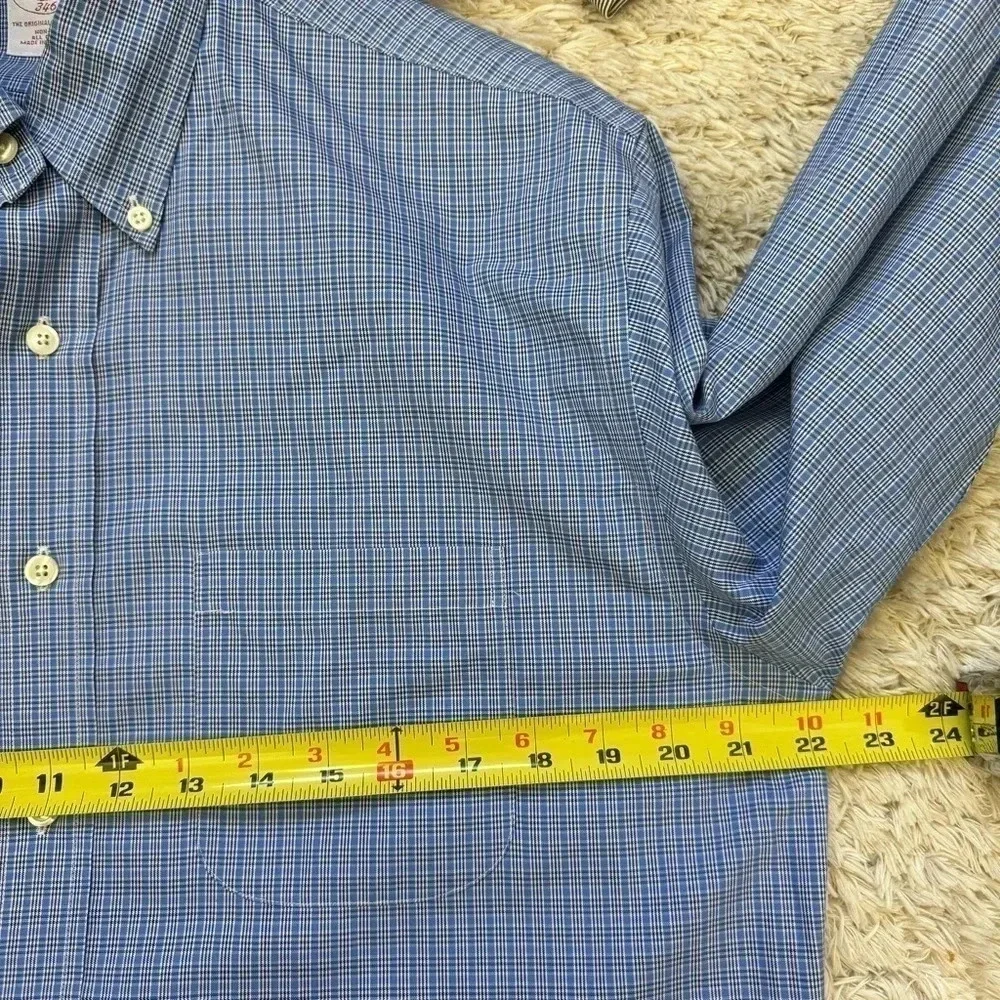 Brooks Brothers 346 Mens Button Down Shirt size Medium
